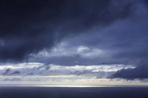 Dramatyczne niebo nad Oceanem Atlantyckim w pobliżu wyspy Sao Miguel, A — Zdjęcie stockowe