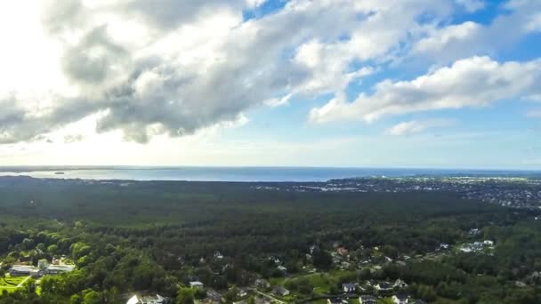 Tallinn şehrinin eteklerinde havadan insansız hava aracı görünümü, Estonya — Stok video