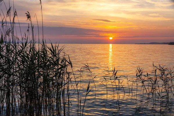 Восход солнца над озером Балатон, Венгрия — стоковое фото