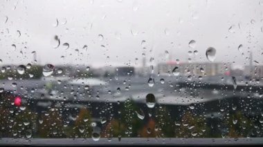 Pencere camları üzerine yağmur damlaları