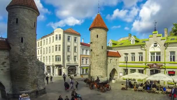 Wachtürme des viru gate (viru varavad) in Tallinn, Estland — Stockvideo