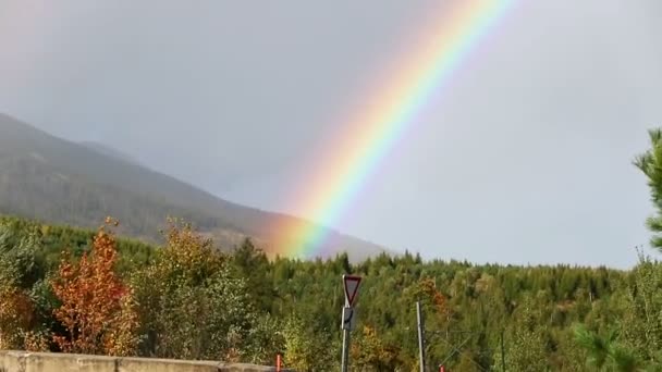 Slovakya, Vysoke Tatry yakınlarındaki Yüksek Tatras Dağları 'nda Gökkuşağı — Stok video