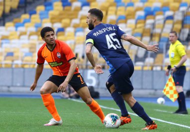 KYIV, UKRAINE - 6 Haziran 2020: Shakhtar Donetsk (L), Kyiv 'deki NSC Olympiyskyi stadyumunda oynanan Ukrayna Premier Ligi maçı sırasında Desna Chernihiv' li Denys Favorov ile top için mücadele ediyor.