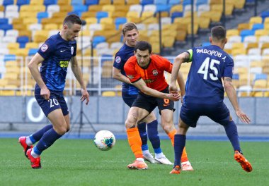 KYIV, UKRAINE - 6 Haziran 2020: Shakhtar Donetsk (C) takımından Taras Stepanenko, Kyiv 'deki NSC Olympiyskyi Stadyumu' nda oynanan Ukrayna Premier Ligi maçı sırasında Desna Chernihiv ile top için mücadele ediyor.