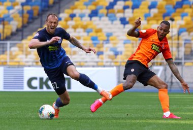 KYIV, UKRAINE - 6 Haziran 2020: Shakhtar Donetsk 'li Fernando (R), Kyiv' deki Ukrayna Premier Ligi maçı sırasında Desna Chernihiv 'li Maksym Imerekov ile top için mücadele ediyor.