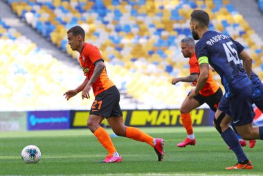 KYIV, UKRAINE - 6 Haziran 2020: Shakhtar Donetsk 'ten Alan Patrick Ukrayna Premier Ligi maçında Kyiv' deki NSC Olympiyskyi stadyumunda Desna Chernihiv 'e karşı saldırdı. Shakhtar 3-2 kazandı.