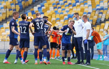 KYIV, UKRAINE - 6 Haziran 2020: Desna Chernihiv oyuncuları Ukrayna Premier Ligi maçı sırasında Kyiv 'deki NSC Olympiyskyi stadyumunda Shakhtar' a karşı su içtiler