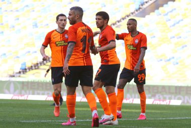 KYIV, UKRAINE - 6 Haziran 2020: Shakhtar Donetsk oyuncuları Ukrayna Premier Ligi maçında Kyiv 'deki NSC Olympiyskyi stadyumunda Desna Chernihiv' e karşı attıkları golü kutladılar. Shakhtar 3-2 kazandı.