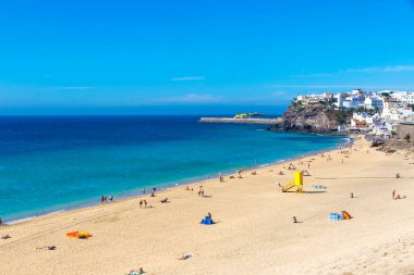 Morro del Jable kasabasında Plaj (Morro Jable plaj) Fuerteventura adasında, Kanarya Adaları, İspanya. Kanaryalar'ın en iyi plajlarından biri. Atlantik okyanusuna ince sarı kum ve güvenli sığ giriş