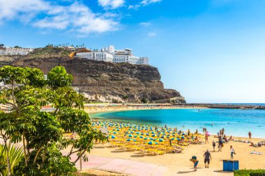 İspanya 'nın Gran Canaria adasındaki Porto Riko de Gran Kanaryası yakınlarındaki Picturesque Amadores plajı (İspanyolca: Playa del Amadores)