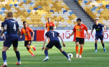 KYIV, UKRAINE - 6 Haziran 2020: Marcos Antonio ve Shakhtar Donetsk 'li Taison (Turuncu) Ukrayna Premier Ligi maçında NSC Olympiyskyi stadyumunda Desna Chernihiv' e karşı saldırdılar. Shakhtar 3-2 kazandı.