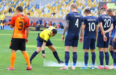 KYIV, UKRAINE - 6 Haziran 2020: Hakem Serhiy Boyko Ukrayna Premier Ligi 'nde Shakhtar Donetsk - Desna Chernihiv maçında NSC Olympiyskyi Stadyumu' nda kaybolan sprey (kaybolan köpük) kullanıyor.