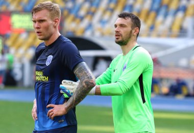 KYIV, UKRAINE - 6 Haziran 2020: Savunma oyuncusu Yoonas Tamm ve kaleci Yevhen Past of Desna Chernihiv Ukrayna Premier Ligi maçında NSC Olympiyskyi stadyumunda Shakhtar Donetsk 'e karşı oynadılar.