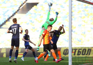 KYIV, UKRAINE - 6 Haziran 2020: Ukrayna Premier Ligi maçında Kyiv 'deki NSC Olympiyskyi stadyumunda Shakhtar Donetsk' e karşı mücadele eden kaleci Yevhen Past of Desna Chernihiv. Desna 2-3 kaybetti.