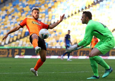 KYIV, UKRAINE - 6 Haziran 2020: Shakhtar Donetsk 'li Junior Moraes, Ukrayna Premier Lig Stadyumu' nda oynanan Ukrayna Premier Lig maçı sırasında kaleci Yevhen Past of Desna Chernihiv ile top için mücadele ediyor.