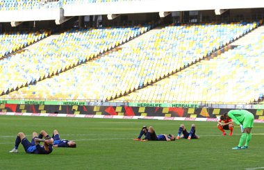 KYIV, UKRAINE - 6 Haziran 2020: Desna Chernihiv oyuncuları Ukrayna Premier Ligi maçında Kyiv 'deki NSC Olympiyskyi stadyumunda Shakhtar Donetsk' e karşı kaybettikten sonra sahada uzandılar. Desna 2-3 kaybetti.