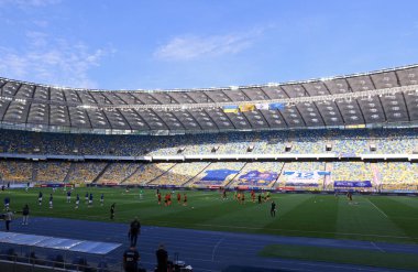 KYIV, UKRAINE - 4 Temmuz 2020: Ukrayna Premier Ligi FC Dinamo Kyiv - Shakhtar Donetsk maçı sırasında NSC Olimpiyskyi 'nin panoramik manzarası