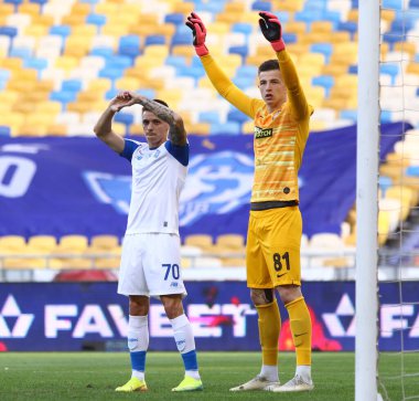 KYIV, UKRAINE - 4 Temmuz 2020: FC Dinamo Kyiv 'den Nazarii Rusyn (L) ve Shakhtar Donetsk' ten Anatolii Trubin Ukrayna Premier Ligi maçı sırasında Ukrayna 'nın Kyiv kentindeki Olimpiyskiy Stadyumu' nda oynadılar.