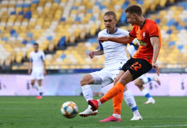 KYIV, UKRAINE - 4 Temmuz 2020: Shakhtar Donetsk 'li Mykola Matviienko (R), NSC Olimpiyskiy Stadyumu' nda oynanan Ukrayna Premier Ligi maçında FC Dynamo Kyiv takımından Vitalii Buyalskyi ile top için mücadele ediyor.