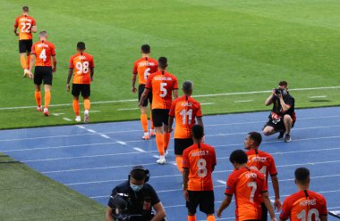 KYIV, UKRAINE - 5 AĞUSTOS 2020: Shakhtar Donetsk oyuncuları UEFA Avrupa Ligi maçında UEFA 'nın UEFA Olimpiyskyi stadyumunda Wolfsburg' a karşı sahaya çıktı