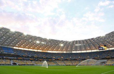 KYIV, UKRAINE - 5 AĞUSTOS 2020: UEFA Avrupa Ligi 'nin 16 maçlık Shakhtar Donetsk - Wolfsburg maçı sırasında Kyiv' deki NSC Olimpiyskyi stadyumunun panoramik manzarası