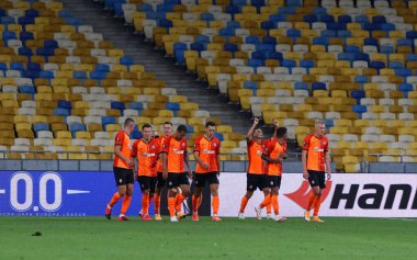 KYIV, UKRAINE - 5 AUGust 2020: Shakhtar Donetsk oyuncuları UEFA Avrupa Ligi maçında Kyiv 'deki NSC Olimpiyskyi stadyumunda VfL Wolfsburg' a karşı gol attıktan sonra kutlama yaptılar. Shakhtar 3-0 kazandı.