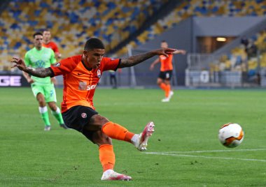 KYIV, UKRAINE - 5 AUGust 2020: Shakhtar Donetsk Dodo, UEFA Avrupa Ligi maçında UEFA 'nın UEFA Avrupa Ligi' nde VfL Wolfsburg 'a karşı Ukrayna' nın Kyiv kentindeki Olimpiyskyi stadyumunda top atıyor. Shakhtar 3-0 kazandı.