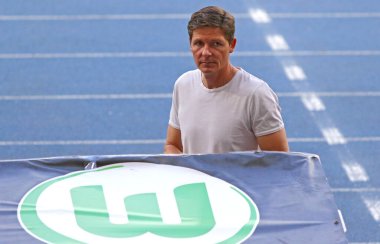 KYIV, UKRAINE - VUGust 5, 2020: VfL Wolfsburg teknik direktörü Oliver Glasner UEFA Avrupa Ligi maçında Ukrayna 'nın başkenti Kyiv' deki NSC Olimpiyskyi stadyumunda Shakhtar Donetsk 'e bakıyor