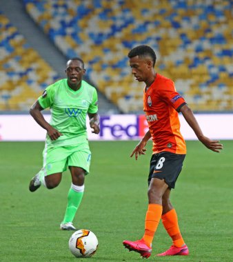 KYIV, UKRAINE - 5 AUGust 2020: Shakhtar Donetsk 'li Marcos Antonio (R) UEFA Avrupa Ligi maçında Kyiv' deki NSC Olimpiyskyi stadyumunda VfL Wolfsburg 'a karşı maç yapıyor. Shakhtar 3-0 kazandı.