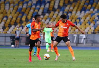 KYIV, UKRAINE - 5 AUGust 2020: Marcos Antonio (L) ve Shakhtar Donetsk Taison of Shakhtar Avrupa Ligi maçında VfL Wolfsburg ile Kyiv 'deki NSC Olimpiyskyi Stadyumu' nda maç yapmaktadır. Shakhtar 3-0 kazandı.