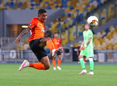 KYIV, UKRAINE - 5 AĞUSTOS 2020: Shakhtar Donetsk Dodo UEFA Avrupa Ligi maçında UEFA Wolfsburg ile Ukrayna 'nın Kyiv kentindeki NSC Olimpiyskyi stadyumunda maç yapıyor. Shakhtar 3-0 kazandı.