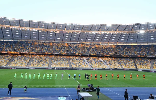 Kyiv Ukraine 2020年8月5日 沃尔夫斯堡和沙赫塔尔 顿涅茨克的球员在乌克兰基辅的Nsc Olimpiyskyi体育场举行的欧冠联赛赛前排起了队 — 图库照片