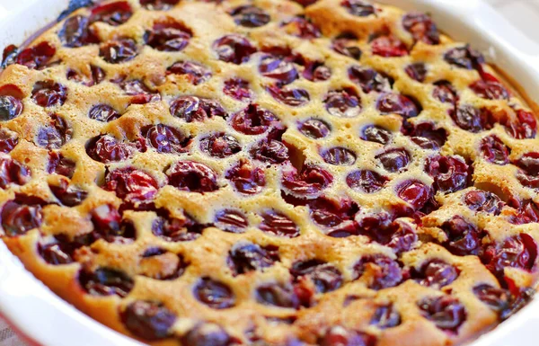 Ev yapımı vişneli fındık. Yakın plan vişneli turta.