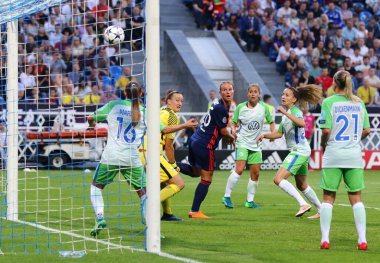 KYIV, UKRAINE - 24 Mayıs 2018: VFL Wolfsburg oyuncuları (in Green) UEFA Kadınlar Ligi Finali 2018 'de V.Lobanovskiy Stadyumu' nda Olympique Lyonnais 'e karşı ağlarını korudular.