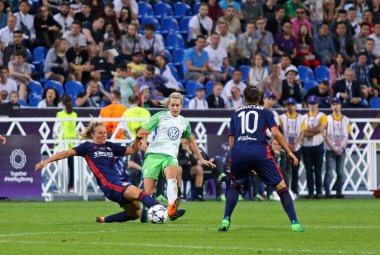 KYIV, UKRAINE - 24 Mayıs 2018: Camille Abily of Olympique Lyonnais (L), Kyiv 'de oynanan UEFA Kadınlar Ligi Finali sırasında VFL Wolfsburg takımından Lena Goessling ile top için mücadele etti.
