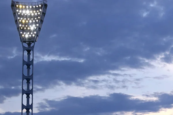 Ishallens Sportljus Mot Aftonblå Himmel Bakgrund Fotbollsstadion Ljus — Stockfoto