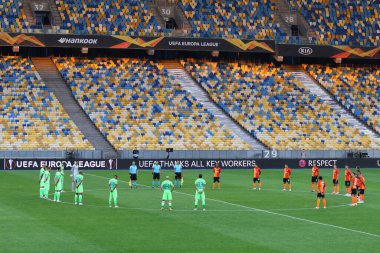 KYIV, UKRAINE - 5 AĞUSTOS 2020: Kyiv 'de oynanan 16 maç Shakhtar Donetsk v VfL Wolfsburg maçından önceki COVID-19 kurbanlarının anısına Sessizlik Dakikası