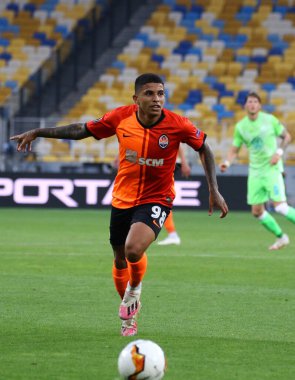 KYIV, UKRAINE - 5 AĞUSTOS 2020: Shakhtar Donetsk Dodo, UEFA Avrupa Ligi maçında UEFA Wolfsburg 'a karşı Ukrayna' nın Kyiv kentindeki NSC Olimpiyskyi Stadyumu 'nda koşar. Shakhtar 3-0 kazandı.