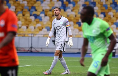 KYIV, UKRAINE - 5 Ağustos 2020: UEFA Avrupa Ligi maçında UEFA 'nın Kyiv, Ukrayna' daki NSC Olimpiyskyi stadyumunda Shakhtar Donetsk 'e karşı oynanan VfL Wolfsburg kalecisi Koen Casteels
