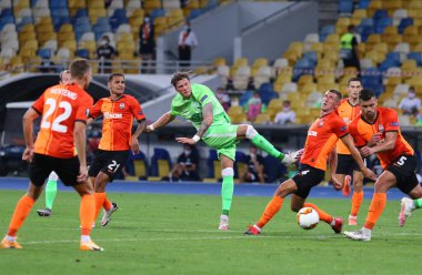 KYIV, UKRAINE - 5 Ağustos 2020: Wout Weghorst of VfL Wolfsburg (C) UEFA Avrupa Ligi maçında Ukrayna 'nın Kyiv kentindeki NSC Olimpiyskyi stadyumunda Shakhtar Donetsk' e karşı top atıyor
