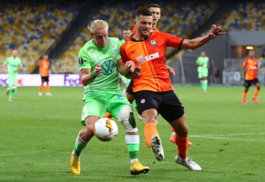 KYIV, UKRAINE - 5 AUGust 2020: VfL Wolfsburg (L) takımından Xaver Schlager, Kyiv 'deki NSC Olimpiyskyi Stadyumu' nda oynanan UEFA Avrupa Ligi maçında Shakhtar Donetsk takımından David Khocholava ile top için mücadele ediyor.