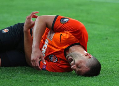 KYIV, UKRAINE - 5 AĞUSTOS 2020: Shakhtar Donetsk 'ten David Khocholava UEFA Avrupa Ligi maçında UEFA' nın Kyiv, Ukrayna 'daki Olimpiyskyi stadyumunda VfL Wolfsburg' a karşı sahada yer almaktadır.