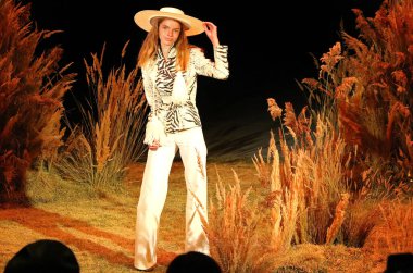 KYIV, UKRAINE - SEPTEMBER 1, 2018: Model Ukrayna Moda Haftası / Yaz 2019 sırasında Ukrayna 'nın başkenti Kyiv' de bulunan Mystetskyi Arsenal 'de tasarımcı RUSLAN BAGINSKIY tarafından yapılan bir eseri sunar.