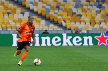 KYIV, UKRAINE - 5 AĞUSTOS 2020: Shakhtar Donetsk Marlos UEFA Avrupa Ligi maçında UEFA Wolfsburg 'a karşı Ukrayna' nın Kyiv kentindeki NSC Olimpiyskyi stadyumunda maç yapıyor. Shakhtar 3-0 kazandı.