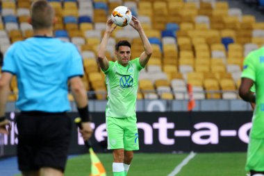 KYIV, UKRAINE - 5 Ağustos 2020: VfL Wolfsburg 'dan Josip Brekalo UEFA Avrupa Ligi maçında UEFA' nın Kyiv, Ukrayna 'daki NSC Olimpiyskyi stadyumunda Shakhtar Donetsk' e karşı top fırlattı
