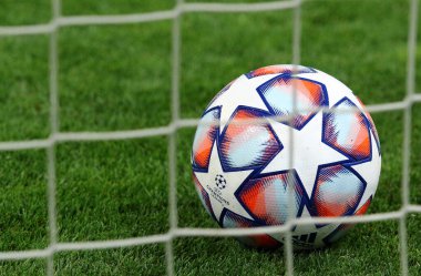 KYIV, UKRAINE - SEPTEMBER 29, 2020: UEFA Şampiyonlar Ligi resmi maç topu 2020 / 21 UEFA Şampiyonlar Ligi play-off maçı sırasında NSC Olimpiyskyi stadyumunda Dinamo Kyiv Gent