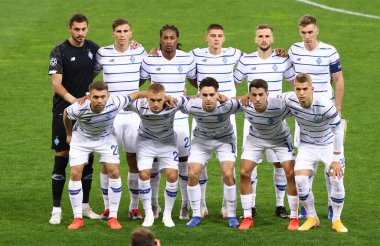 KYIV, UKRAINE - SEPTEMBER 29, 2020: Dinamo Kyiv oyuncuları UEFA Şampiyonlar Ligi play-off maçından önce Ukrayna 'nın Kyiv kentindeki NSC Olimpiyskyi stadyumunda Gent' e karşı bir grup fotoğrafı için poz verdiler