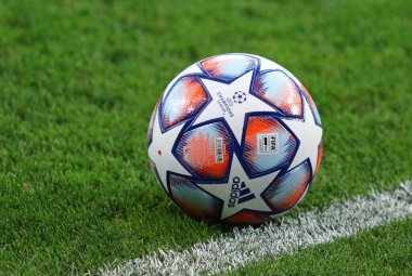 KYIV, UKRAINE - SEPTEMBER 29, 2020: UEFA Şampiyonlar Ligi resmi maç topu 2020 / 21 UEFA Şampiyonlar Ligi play-off maçı sırasında NSC Olimpiyskyi stadyumunda Dinamo Kyiv Gent
