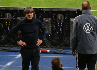 KYIV, UKRAINE - 10 Ekim 2020: Alman teknik direktör Joachim Low UEFA Uluslar Ligi Ukrayna-Almanya maçı sırasında Ukrayna Olimpiyskiy Kyiv, Ukrayna 'daki stadyuma bakıyor
