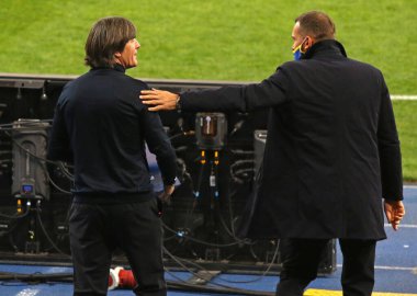 KYIV, UKRAINE - 10 Ekim 2020: Alman teknik direktör Joachim Low (L) ve Ukraynalı teknik direktör Andriy Shevchenko UEFA Uluslar Ligi maçı sırasında Kyiv Olimpiyskiy 'deki NSK Olimpiyskiy Stadyumu' nda Ukrayna 'ya karşı oynadılar.